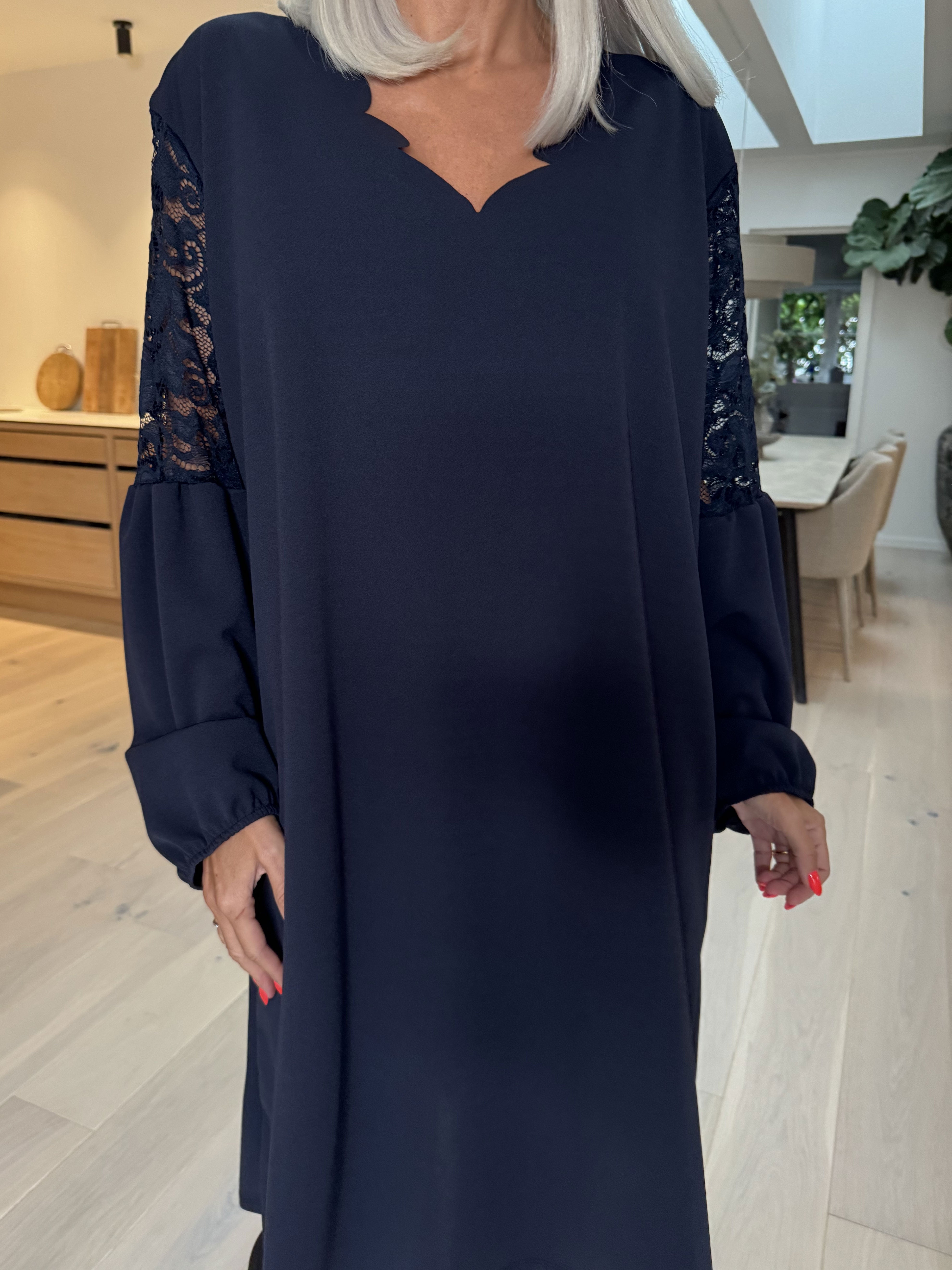 Romance - Fin kjole med blondeærmer